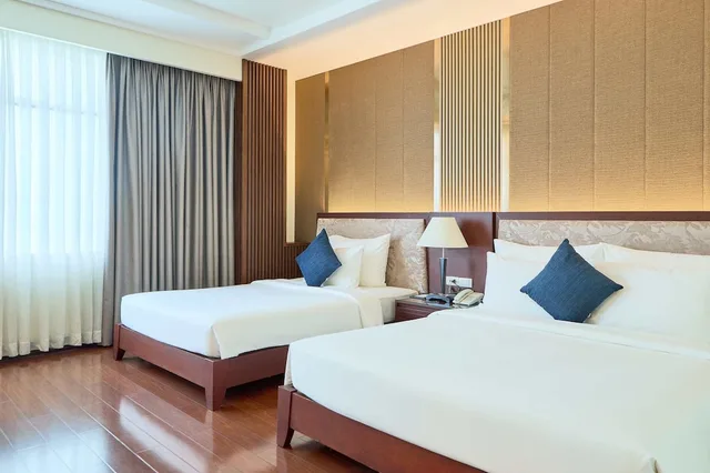 غرفة عائلية بسرير كوين وسرير فردي بإطلالة على المدينة، Kin Hotel Thi Sach Edition 2/9
