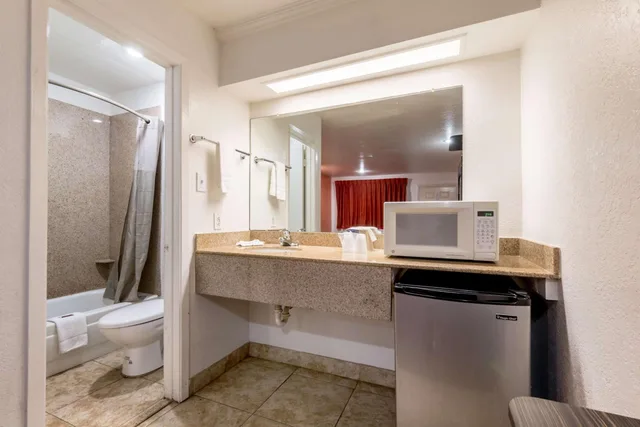 غرفة رباعية، Motel6 San Antonio, TX - Frost Bank Center 8/10