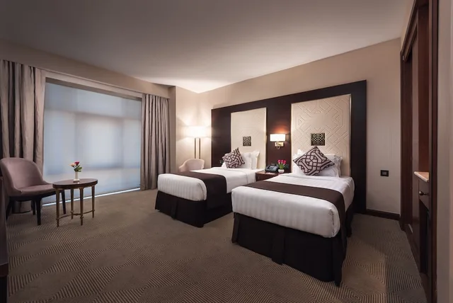 Deluxe Twin Room with Partial Haram View، شركة رؤى الهجرة للخدمات الفندقية(Rua Al Hijrah Hotel) 1/1