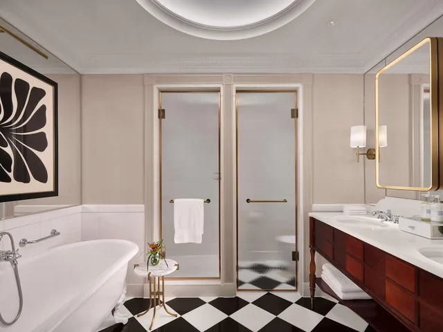 غرفة فاخرة بسرير كينج بإطلالة على النهر، The Savoy Hotel 6/7