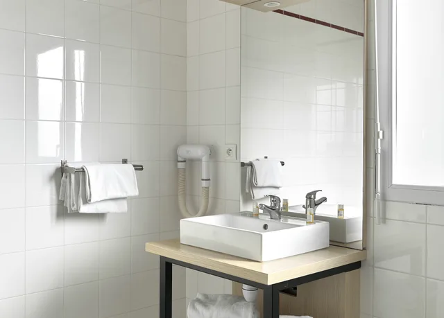 غرفة بسرير كوين مع أريكة، Comfort Aparthotel Versailles St Cyr l Ecole 7/10
