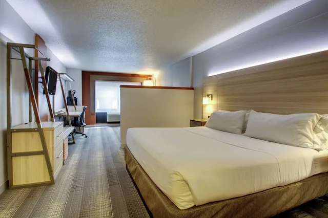 جناح بسرير كينج، Holiday Inn Express Milwaukee N Brown Deer Mequon 2/2