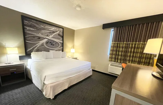 غرفة بسرير كينج لذوي الإعاقة، Super 8 By Wyndham St Charles 2/10