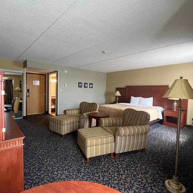 Junior Suite, King Bed, Jetted Tub, Quality Inn & Suites Bay Front 1/2