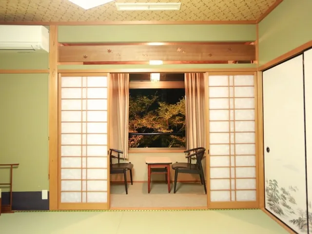 غرفة يابانية تقليدية بفرشتي فوتون بأرضية تاتامي، Takao Kanko Hotel 6/7