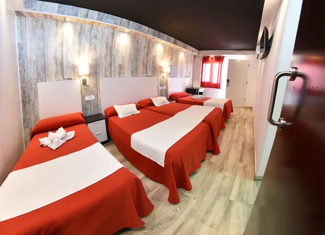 Standard, Quadruple, 4 Beds, Two Extra Beds، Hotel Zen Airport 7/10
