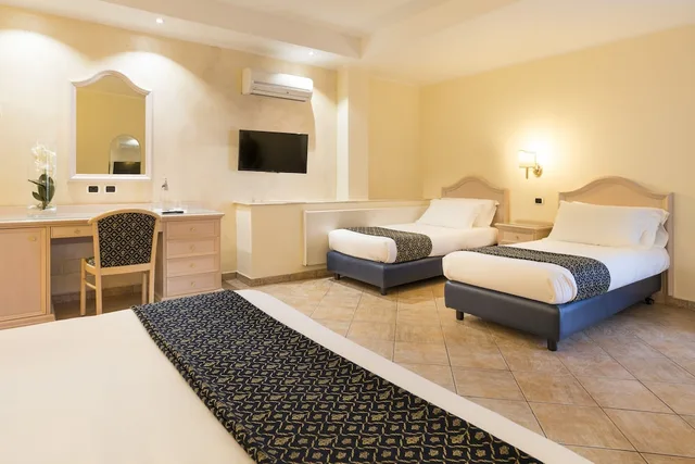 غرفة رباعية بسرير مزدوج وسريرين منفصلين، Sant Alphio Garden Hotel & Spa 1/6
