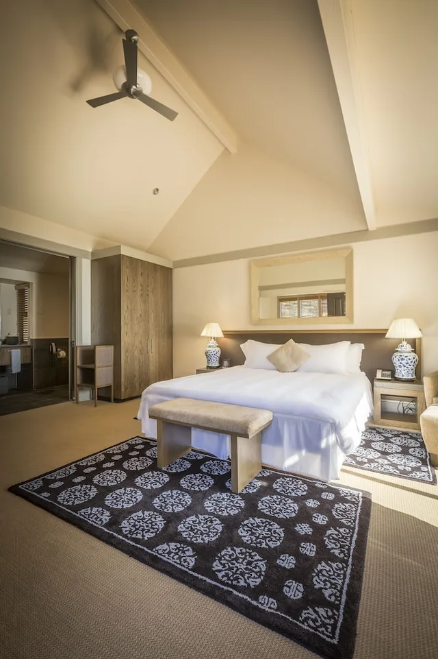 غرفة بسرير كينج بإطلالة على البحر بحوض استحمام، The Heritage House Resort 6/6