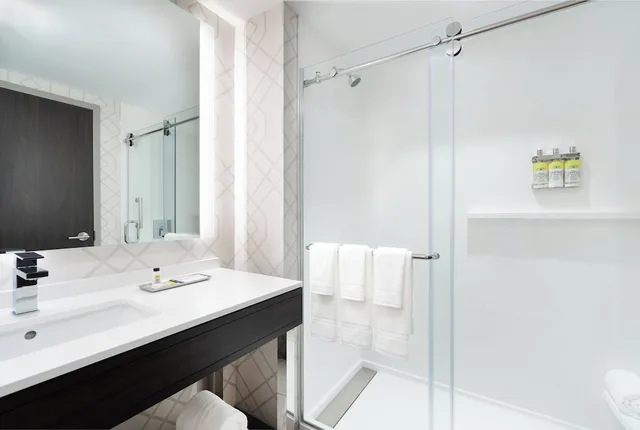 غرفة قياسية بسريرين كوين، HOLIDAY INN BOSTON LOGAN AIRPORT - CHELSEA 2/3