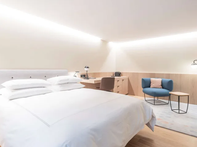 Classic, Queen Bed, Swissotel Kursaal Bern 2/6