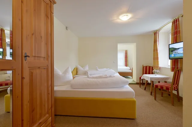 غرفة بسرير كينج مع أريكة بمنطقة جلوس، Hotel Postschlössl 3/4