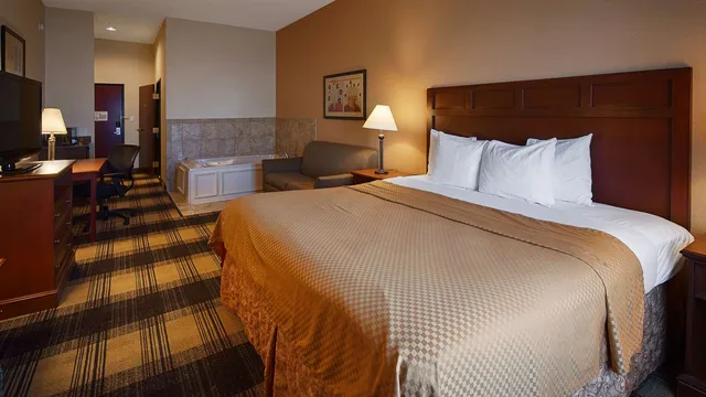 غرفة بسرير كينج بحوض جاكوزي لذوي الإعاقة، Best Western Lockhart Hotel & Suites 1/2