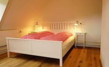 غرفة عائلية رباعية بسرير بطابقين وسرير كوين بإطلالة على الجبل بغرفة نوم واحدة، Adventure Hostel Interlaken 1/2