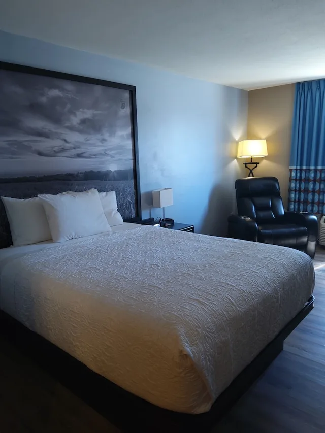 Business, Queen Bed, Super 8 Estherville 3/6