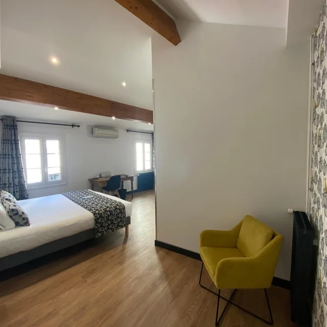 غرفة رباعية بسرير مزدوج وسريرين منفصلين، KYRIAD CHALON SUR SAONE CENTRE 4/10
