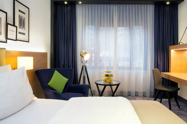 Standard, Queen Bed, Bath and Shower، Holiday Inn Stuttgart 2/3