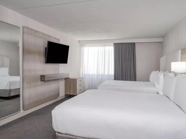 غرفة بسريرين مزدوجين لذوي الإعاقة، Crowne Plaza Indianapolis Airport 3/4