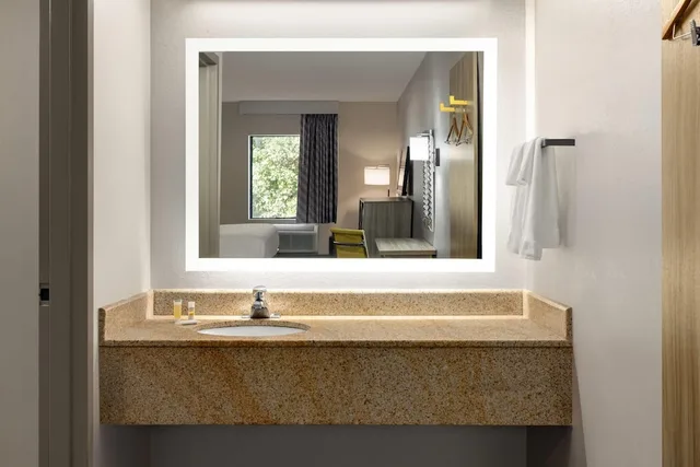 جناح استوديو بسرير كينج، Days Inn By Wyndham North Columbia Ft Jackson 10/10