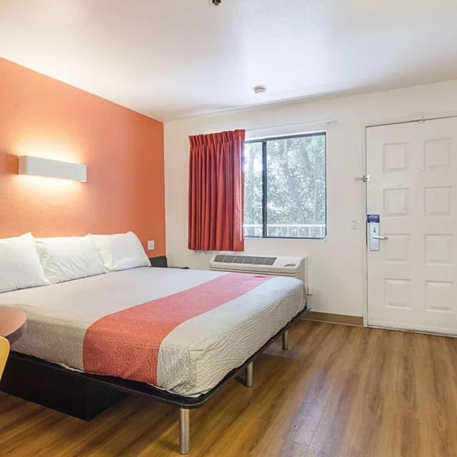 غرفة بسرير كينج لذوي الإعاقة، Motel6 Fresno, CA 2/10