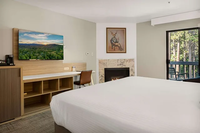 غرفة بسرير كينج بشرفة، Chateau Big Bear Boutique Hotel, BW Signature Collection 1/2