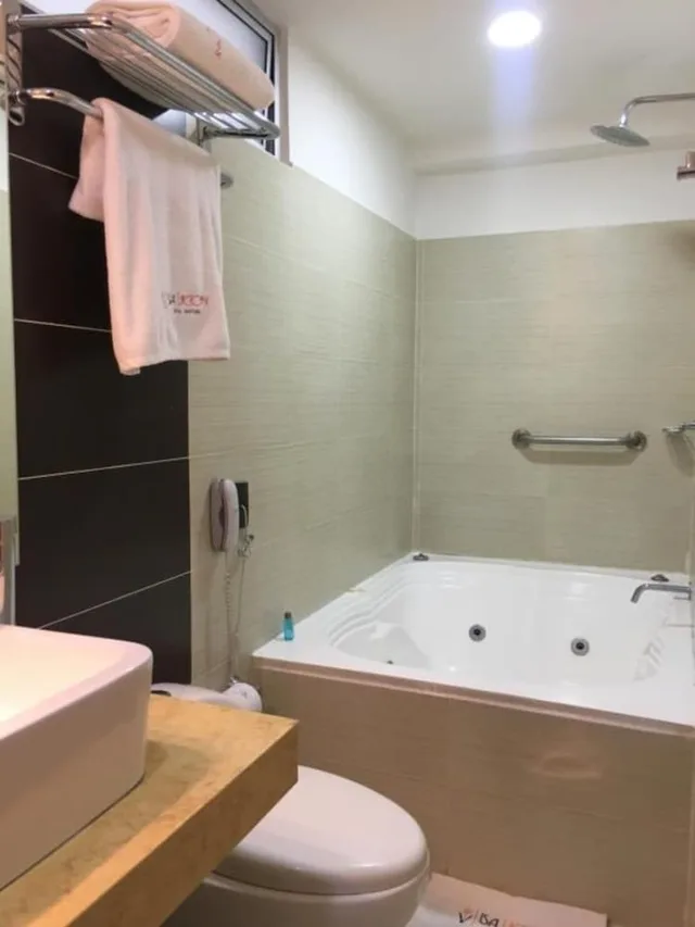 جناح بسرير كوين بشرفة، Isa Victory Hotel Boutique 4/4