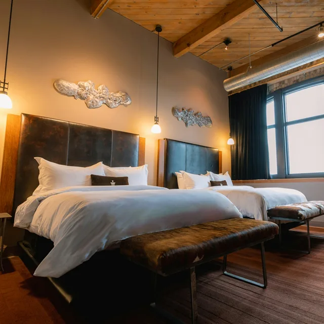 لوفت بريميوم بسريرين كوين، The Iron Horse Hotel 1/2
