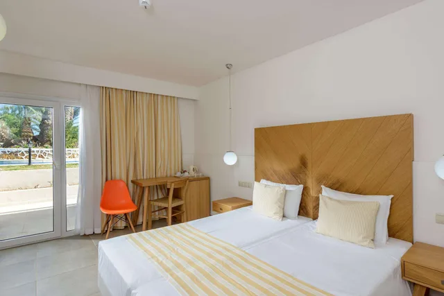 غرفة بسريرين منفصلين بإطلالة على المسبح، Zeus Hotels Palm Beach Hotel 3/10