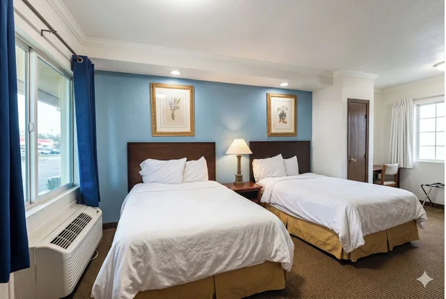 غرفة بسريرين مزدوجين، Sacramento Inn & Suites Cal Expo I-80 3/9