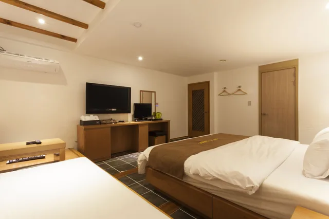 Deluxe, 1 Double and 1 Single Bed, No Parking، Hotel Leaders 4/6