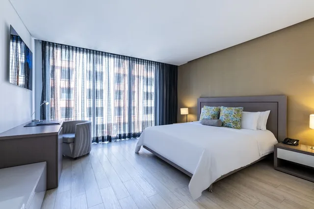 Emerald, Suite, King Bed، 100 Luxury Suites By Preferred 1/4