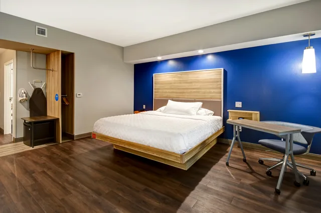 غرفة بسرير كينج، Tru By Hilton Syracuse-Camillus 2/3