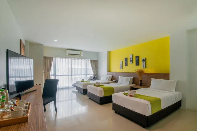 Room, Single Bed, with Extra Bed, View Pent، The Lantern Resorts Patong Phuket 4/9