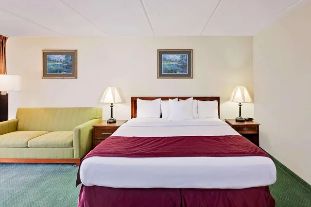 غرفة بسرير كوين بحوض استحمام لذوي الإعاقة، Days Inn by Wyndham Bay City 2/4