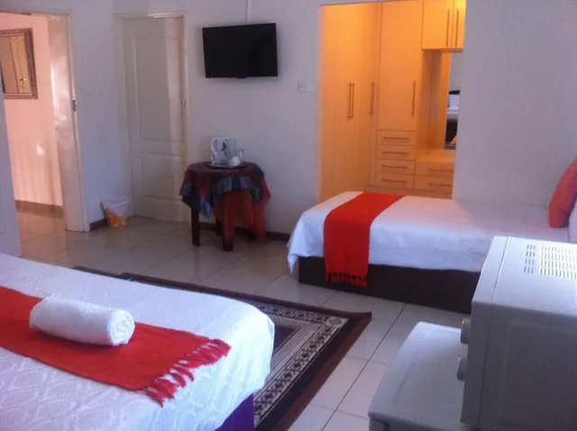 غرفة عائلية بسرير مزدوج وسرير فردي بإطلالة على الحديقة، Upper Room Guest House 2/4