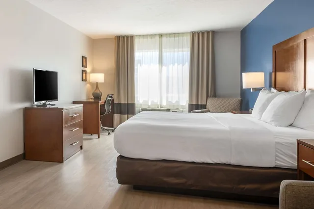جناح بسرير كينج مع أريكة يُسمح فيها بالحيوانات الأليفة، Comfort Inn & Suites Beaver - Interstate 15 North 2/4