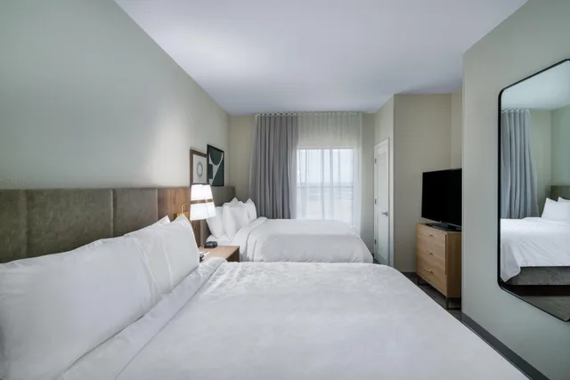 جناح بسريرين كوين لذوي الإعاقة، Staybridge Suites Flowood 1/3