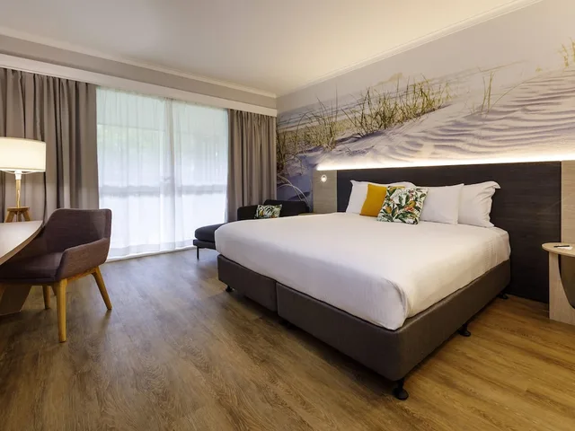 غرفة كلاسيكية بسرير كينج بإطلالة على الحديقة، Novotel Sunshine Coast Resort 6/10
