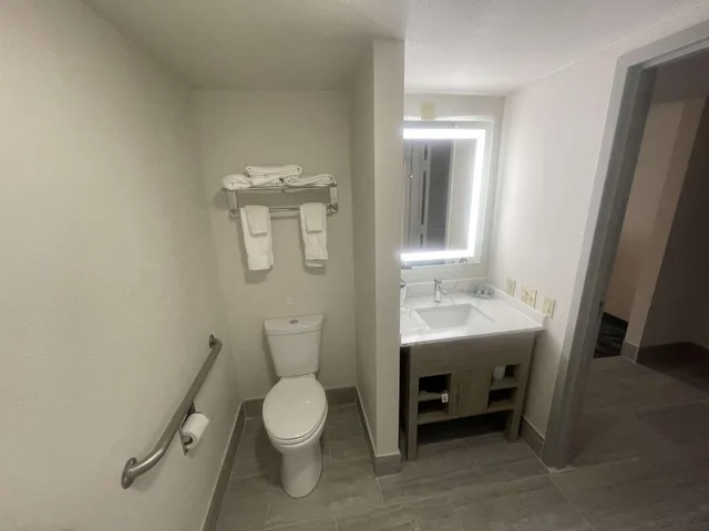غرفة بسرير كينج وسرير كوين لذوي الإعاقة، Best Western Westgate Inn 3/5