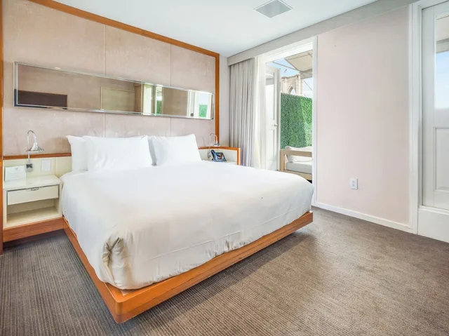 Premier, King Bed, Terrace, 33 Hotel, New York City, Seaport 4/8