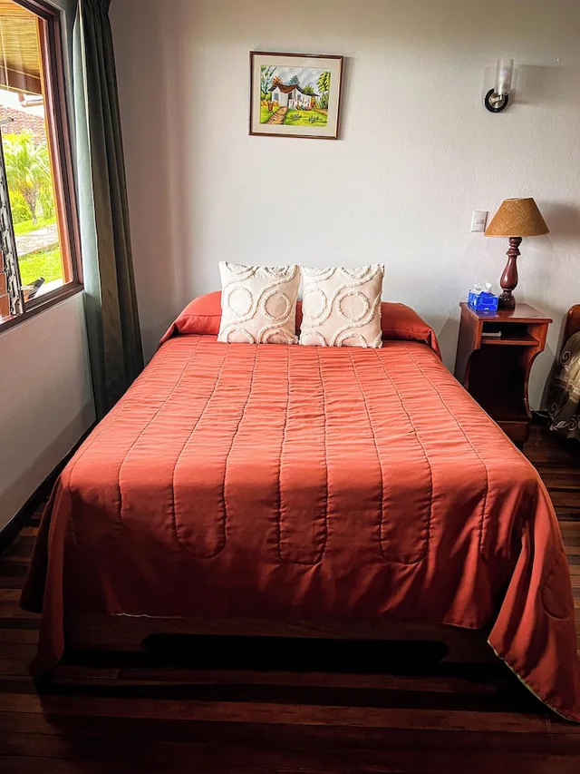 غرفة قياسية بسرير مزدوج وسرير فردي بإطلالة على الحديقة، Hotel de Montana Monteverde 4/10