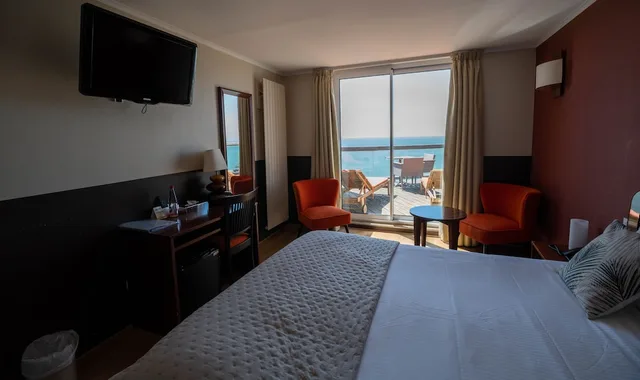 غرفة سوبيريور بسرير كوين بإطلالة على البحر بشرفة، La Petite Rade Hotel 2/3