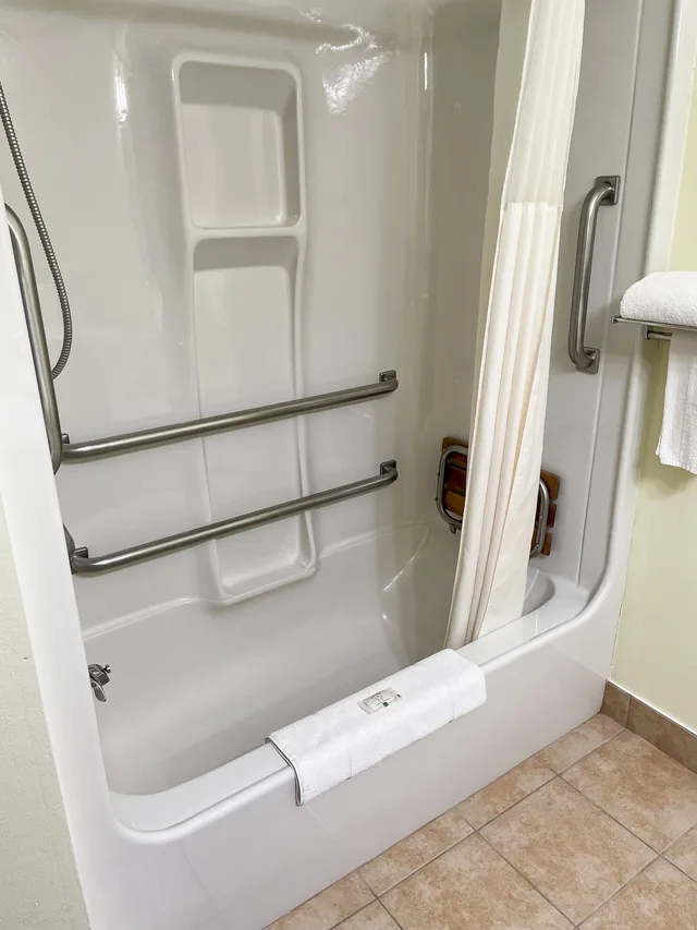 غرفة كومفورت بسرير كوين مع أريكة، Hudson Inn & Suites (ex Quality Inn) 5/5