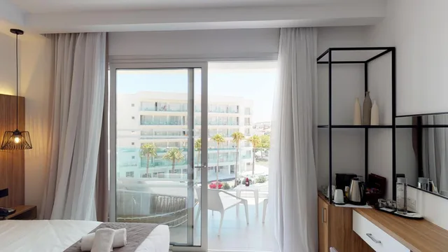 Junior Suite, King Bed, Lateral Side Sea View، Blue Ivy Hotel And Suites 7/10