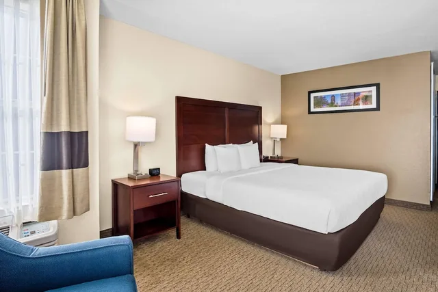 جناح بسرير كينج مع أريكة، Quality Suites Irving-Las Colinas 6/10
