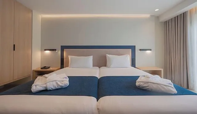 غرفة بسريرين منفصلين بشرفة، Maritim Antonine Hotel and Spa Malta 1/10