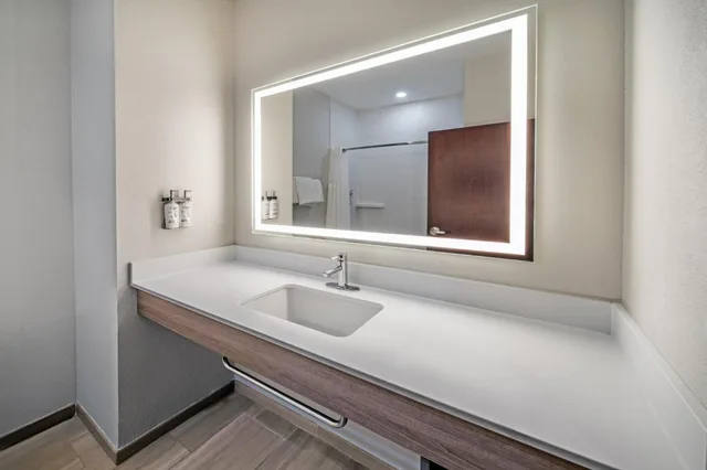 جناح عائلي، Holiday Inn Express Hotel Suites Henderson Traffic Star 7/8