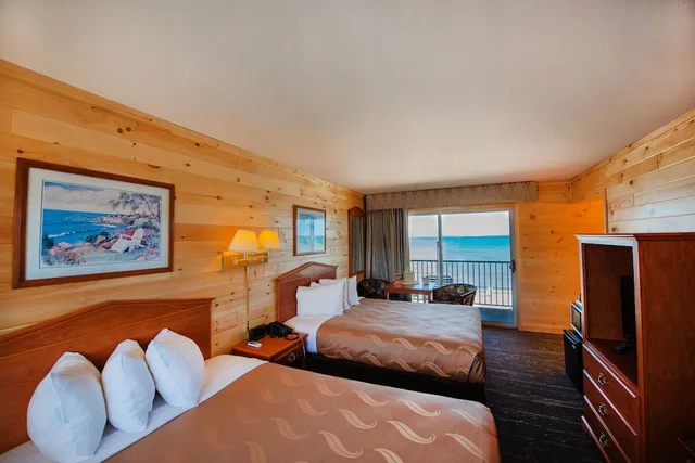 Island, Deluxe, 2 Queen Beds, Lake or Beach View, Balcony، Quality Inn & Suites Mackinaw City Beachfront 4/10