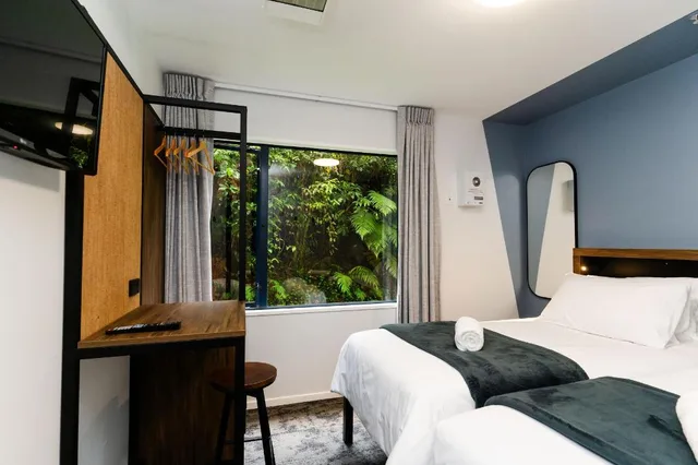 غرفة بسريرين منفصلين بحمام مشترك، Haka House Franz Josef 5/8