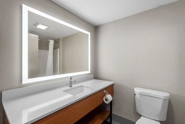 غرفة قياسية بسرير كينج للمدخنين، Days Inn Suites By Wyndham Ridgeland 6/7