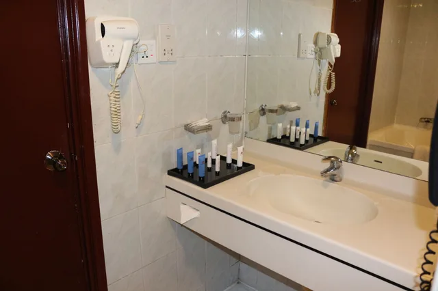 غرفة ديلوكس ثلاثية بسرير كينج وسرير فردي بإطلالة على البحر بشرفة، Al Khaleej Grand Hotel 4/6